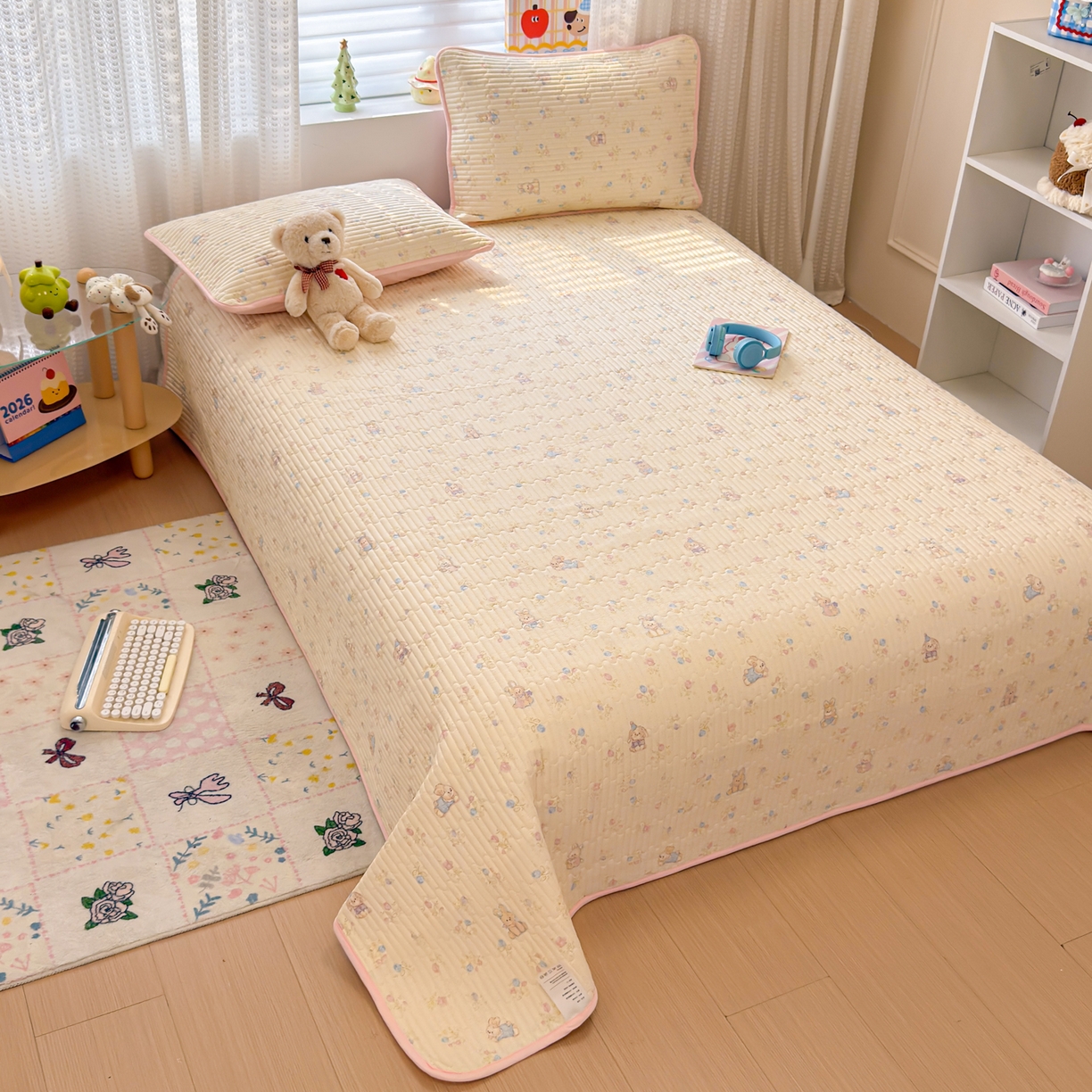 91家纺网 家纺一手货源 找家纺 雅萱家纺 2026新款森系全棉夹棉印花床盖 奶油兔叽