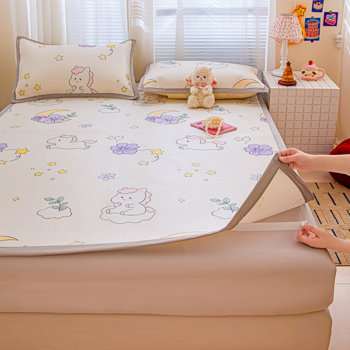 91家纺网 家纺一手货源 找家纺 富馨莱 2026新款冰丝凉席平铺款支持一件定制定做 星星小马-白