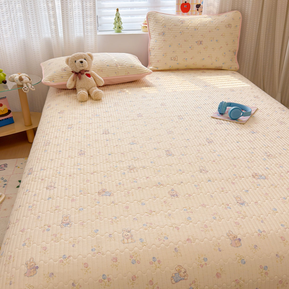 91家纺网 家纺一手货源 找家纺 雅萱家纺 2026新款森系全棉夹棉印花床盖 奶油兔叽