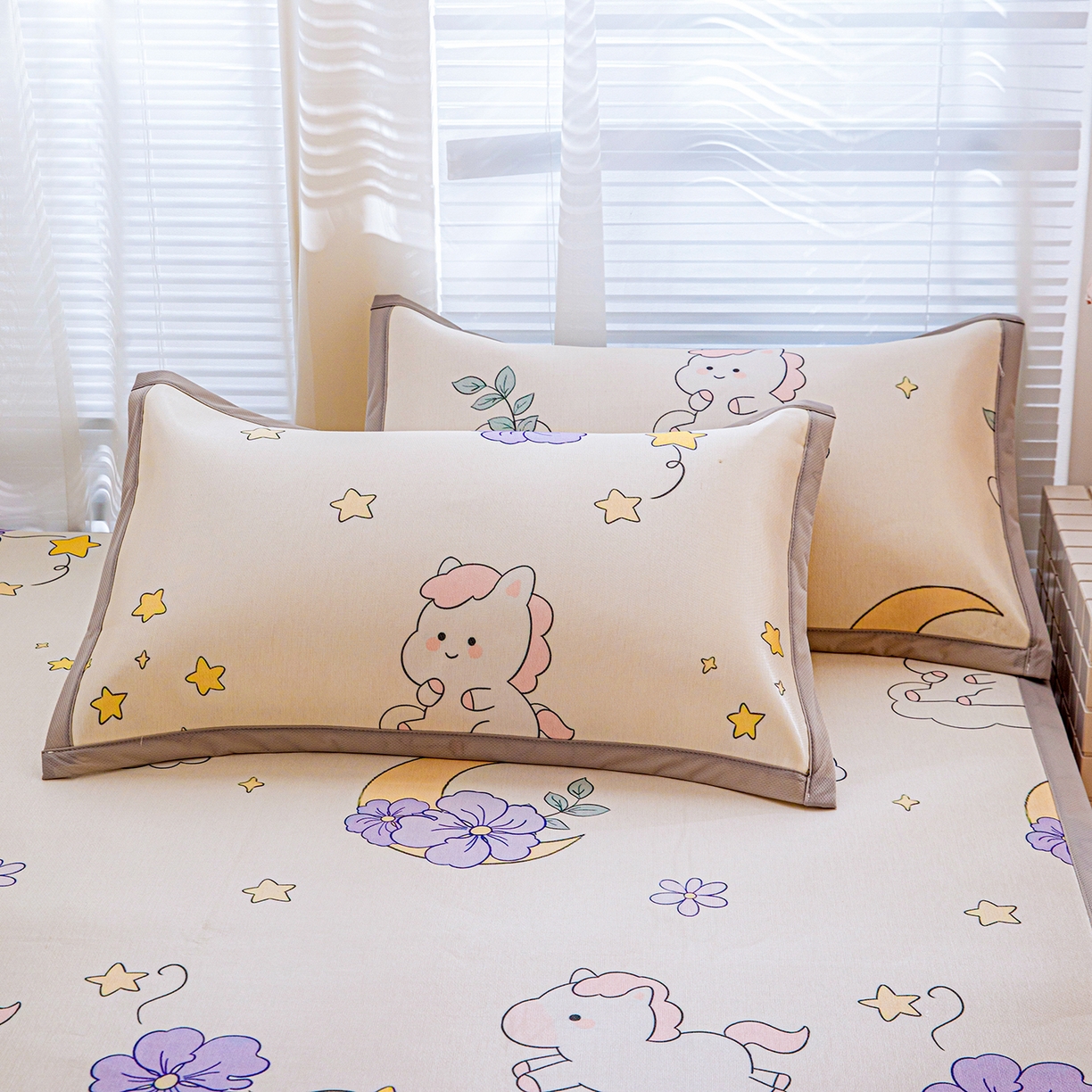 91家纺网 家纺一手货源 找家纺 富馨莱 2026新款冰丝凉席平铺款支持一件定制定做 星星小马-白