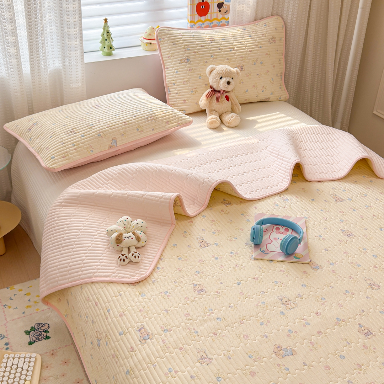 91家纺网 家纺一手货源 找家纺 雅萱家纺 2026新款森系全棉夹棉印花床盖 奶油兔叽