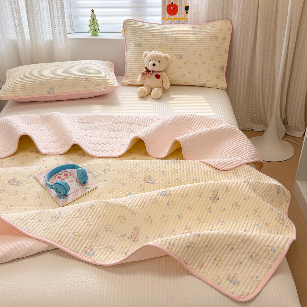 91家纺网 家纺一手货源 找家纺 雅萱家纺 2026新款森系全棉夹棉印花床盖 奶油兔叽