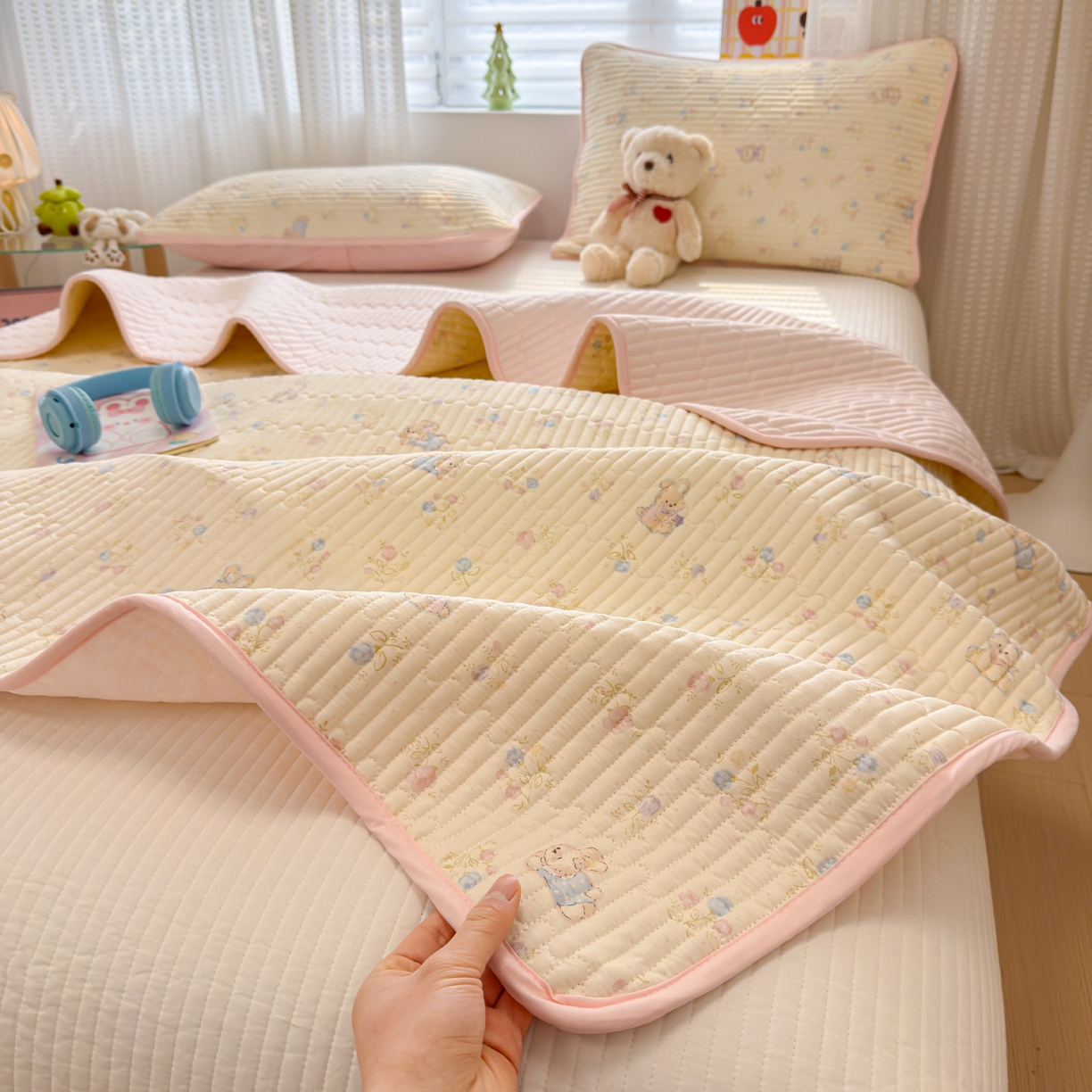 91家纺网 家纺一手货源 找家纺 雅萱家纺 2026新款森系全棉夹棉印花床盖 奶油兔叽