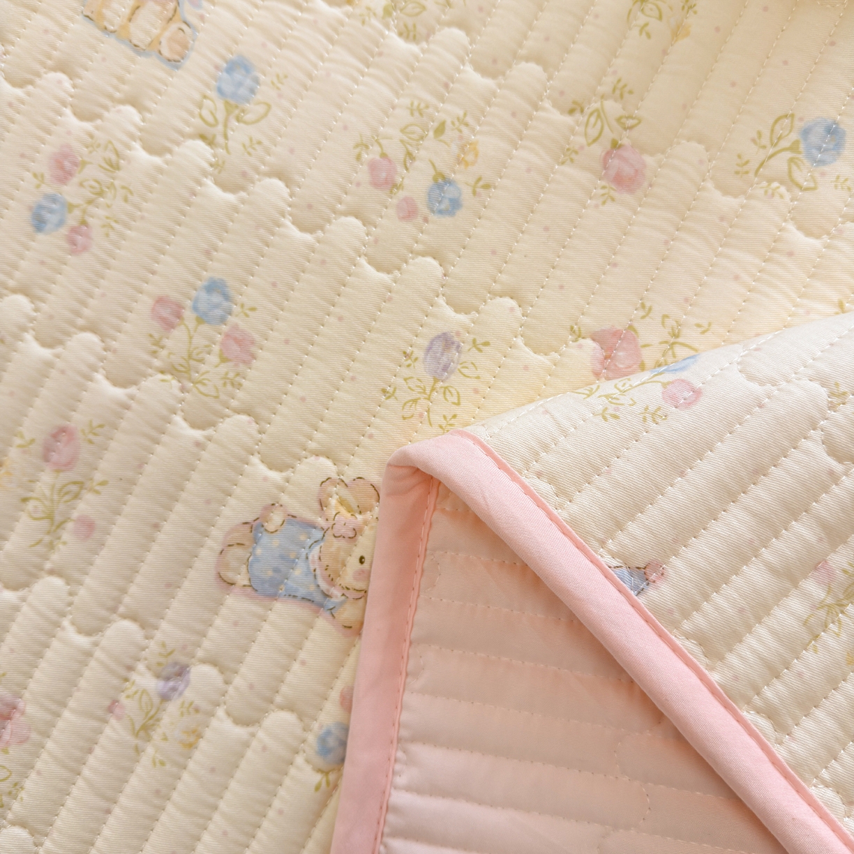 91家纺网 家纺一手货源 找家纺 雅萱家纺 2026新款森系全棉夹棉印花床盖 奶油兔叽