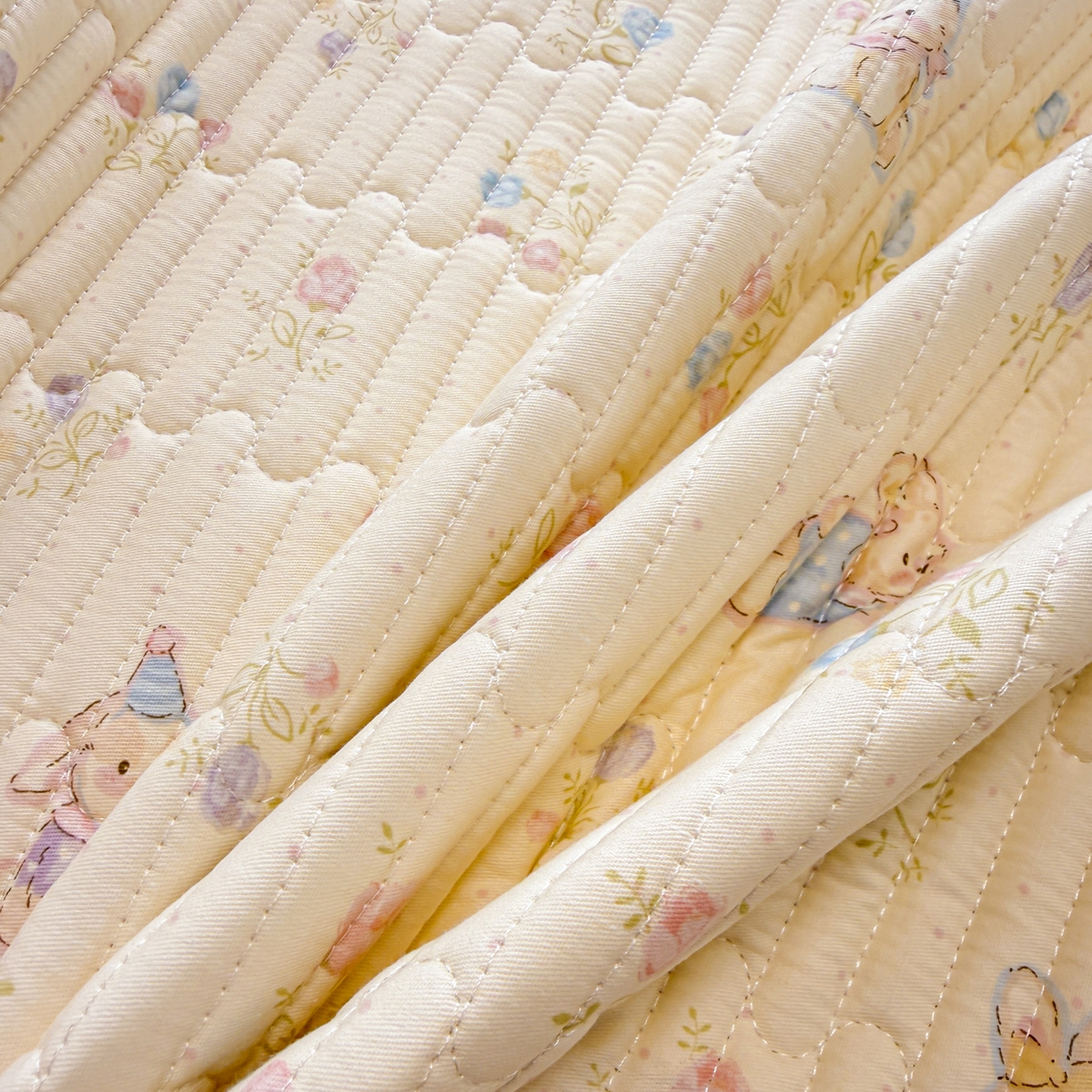 91家纺网 家纺一手货源 找家纺 雅萱家纺 2026新款森系全棉夹棉印花床盖 奶油兔叽