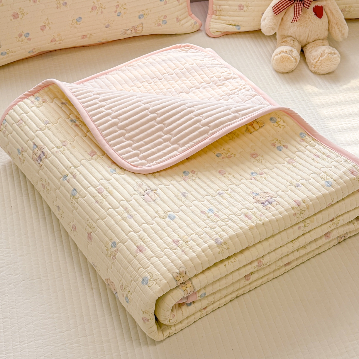 91家纺网 家纺一手货源 找家纺 雅萱家纺 2026新款森系全棉夹棉印花床盖 奶油兔叽