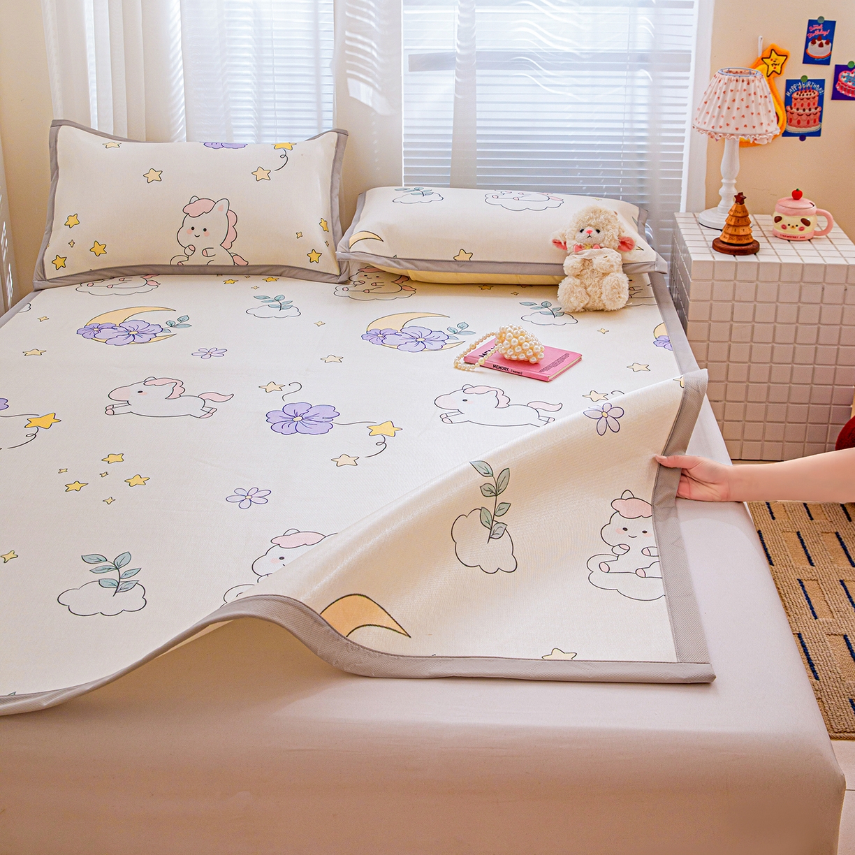 91家纺网 家纺一手货源 找家纺 富馨莱 2026新款冰丝凉席平铺款支持一件定制定做 星星小马-白