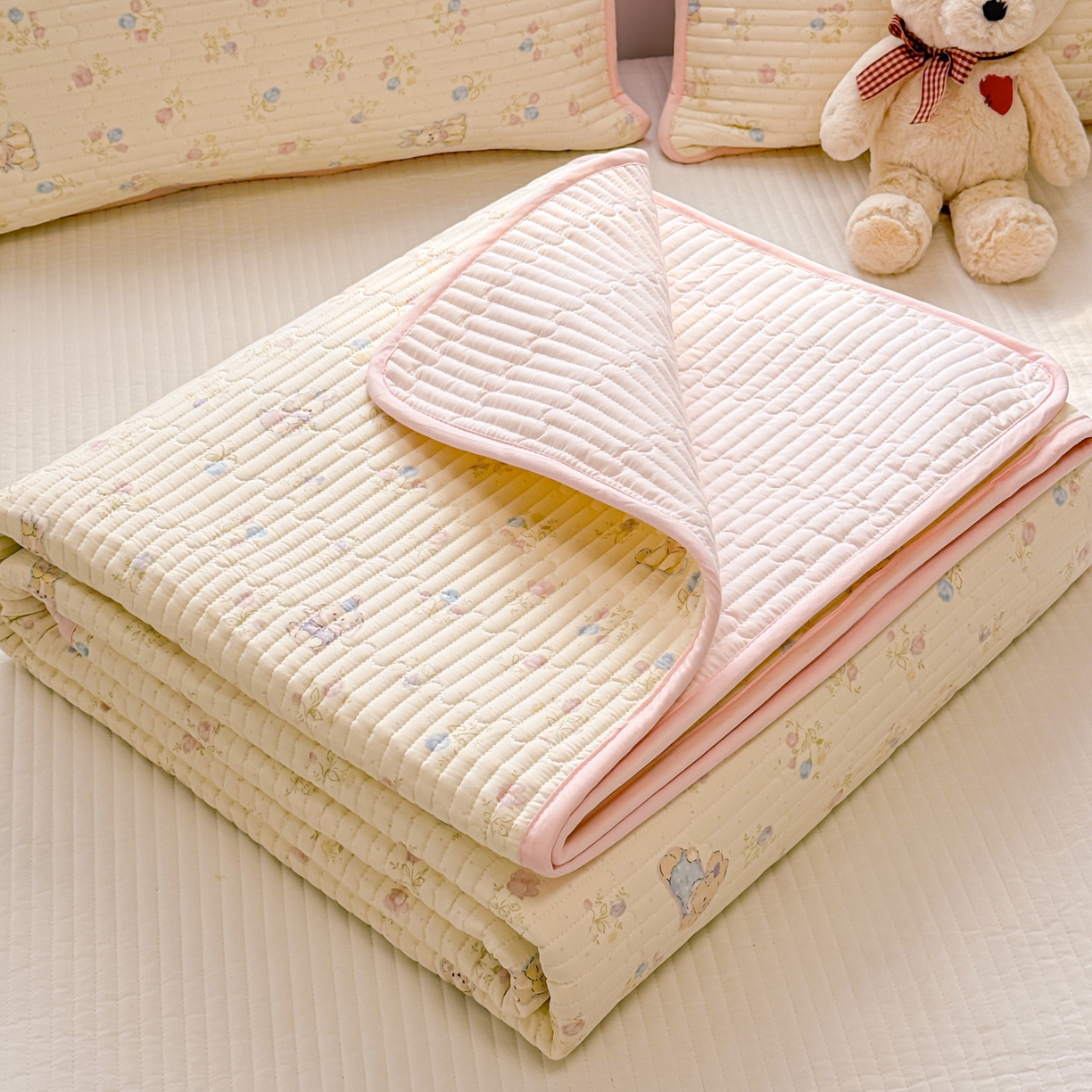 91家纺网 家纺一手货源 找家纺 雅萱家纺 2026新款森系全棉夹棉印花床盖 奶油兔叽