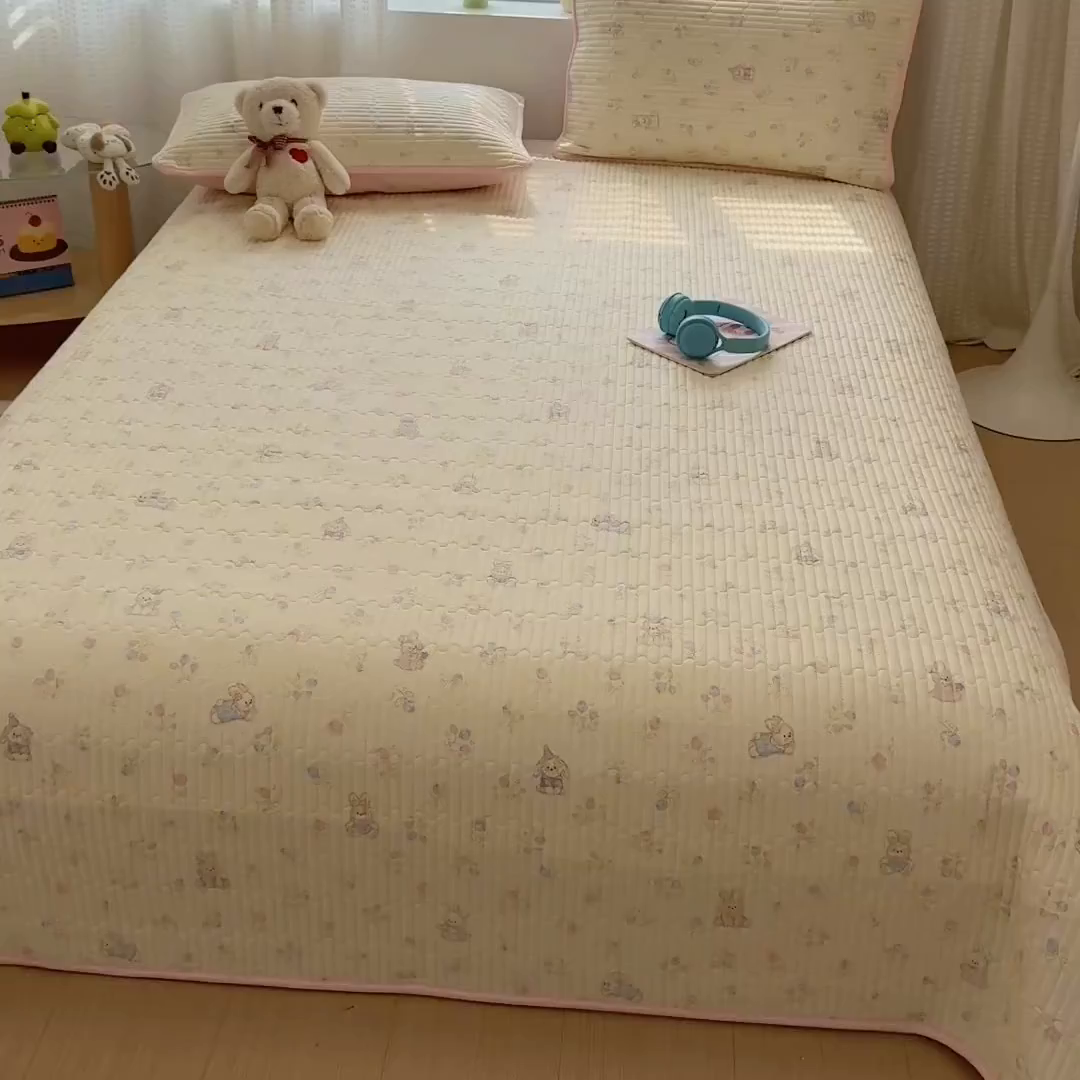 91家纺网 家纺一手货源 找家纺 雅萱家纺 2026新款森系全棉夹棉印花床盖 奶油兔叽