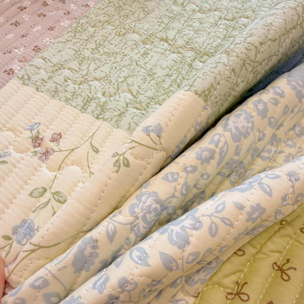 91家纺网 家纺一手货源 找家纺 雅萱家纺 2026新款森系全棉夹棉印花床盖 色块絮语