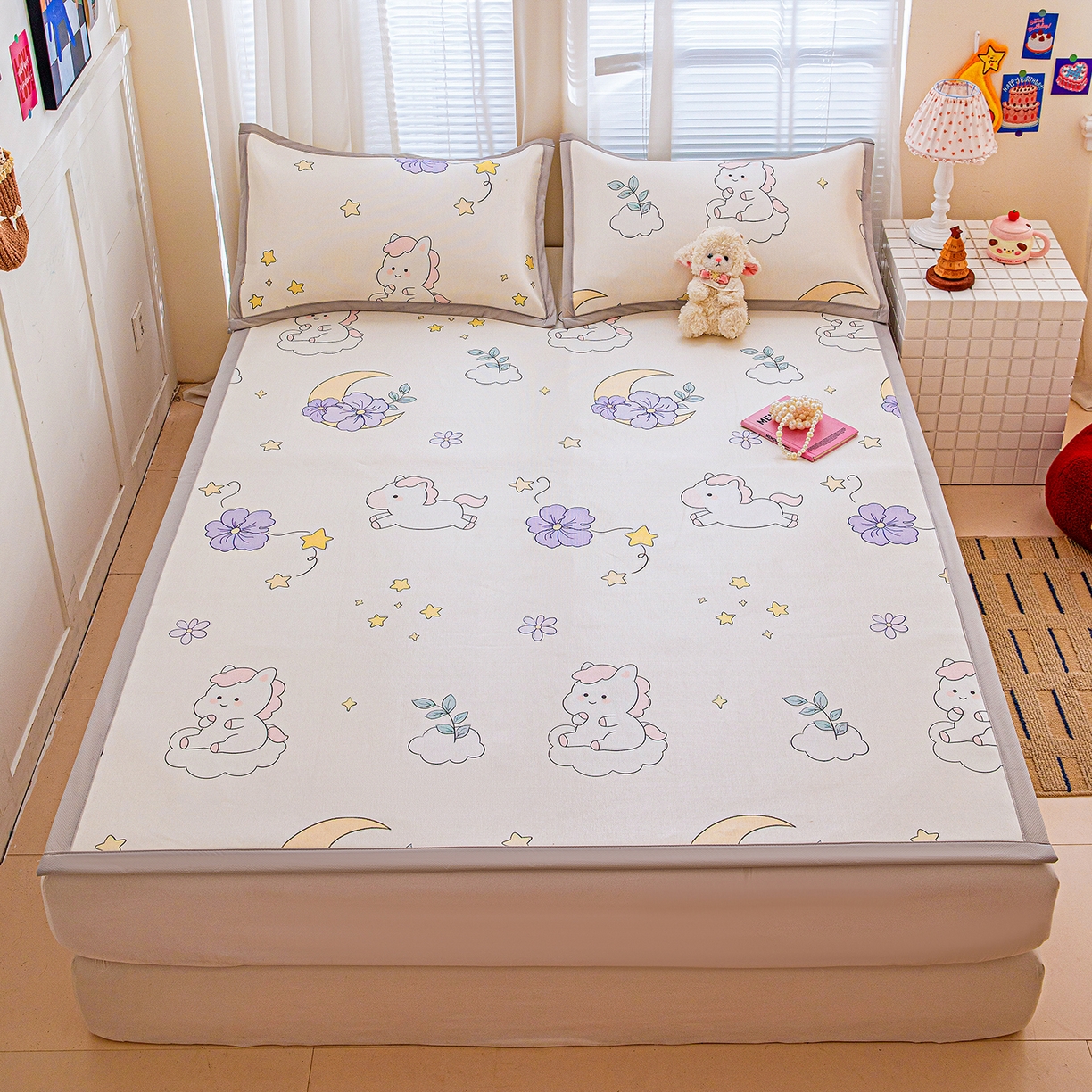 91家纺网 家纺一手货源 找家纺 富馨莱 2026新款冰丝凉席平铺款支持一件定制定做 星星小马-白