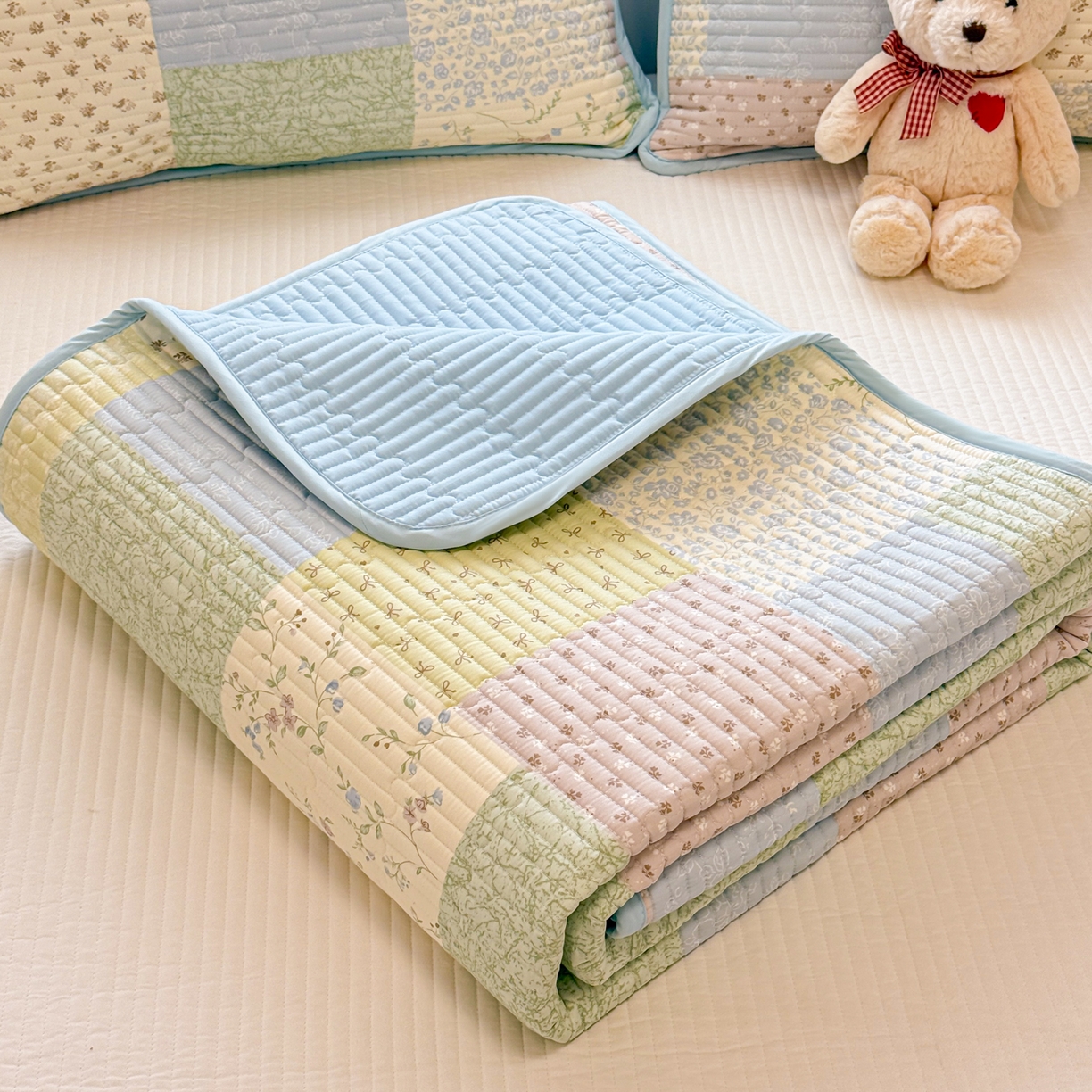 91家纺网 家纺一手货源 找家纺 雅萱家纺 2026新款森系全棉夹棉印花床盖 色块絮语