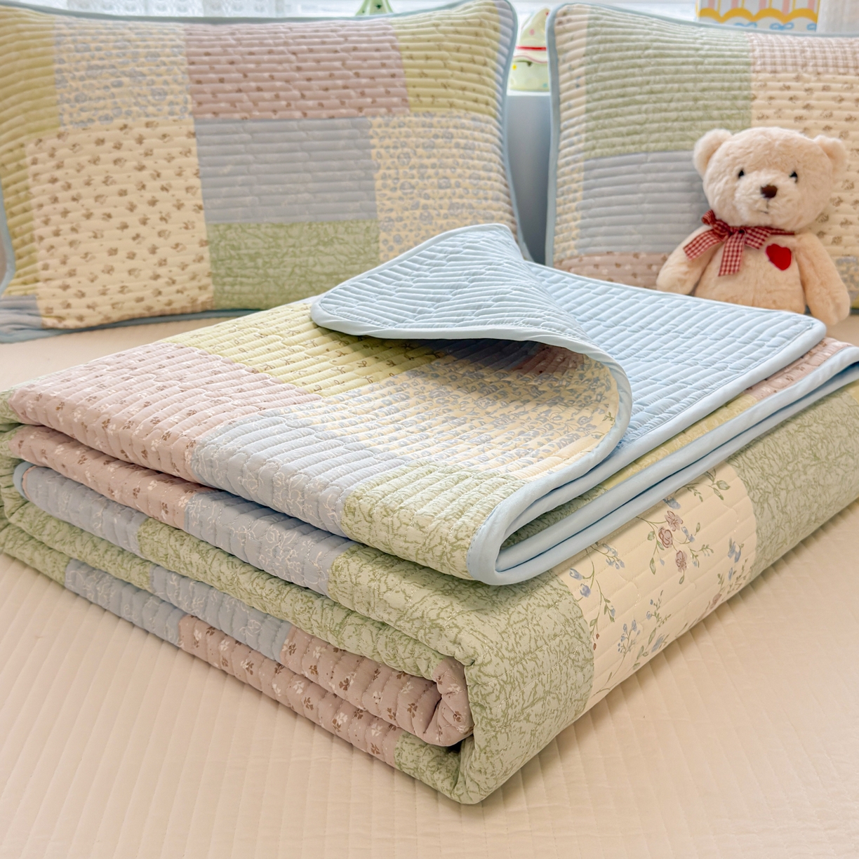 91家纺网 家纺一手货源 找家纺 雅萱家纺 2026新款森系全棉夹棉印花床盖 色块絮语