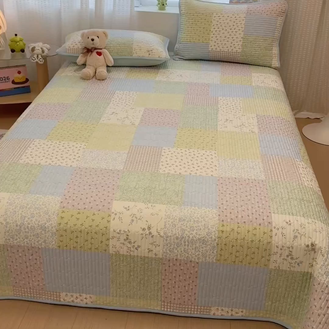 91家纺网 家纺一手货源 找家纺 雅萱家纺 2026新款森系全棉夹棉印花床盖 色块絮语