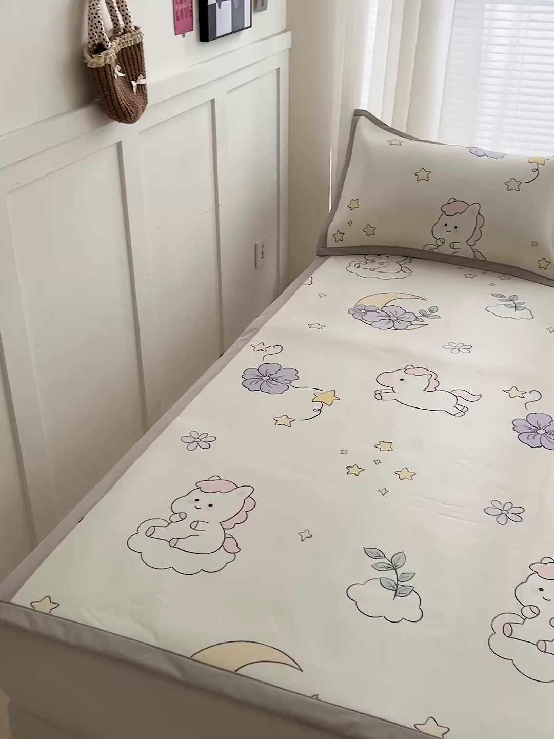 91家纺网 家纺一手货源 找家纺 富馨莱 2026新款冰丝凉席平铺款支持一件定制定做 星星小马-白