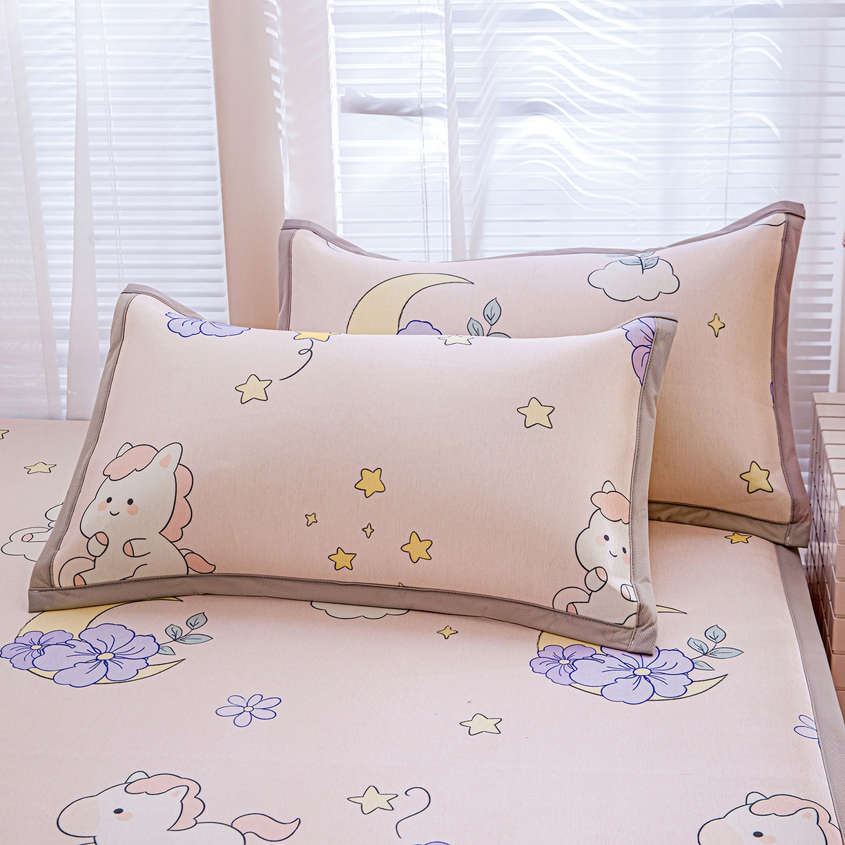 91家纺网 家纺一手货源 找家纺 富馨莱 2026新款冰丝凉席平铺款支持一件定制定做 星星小马-粉