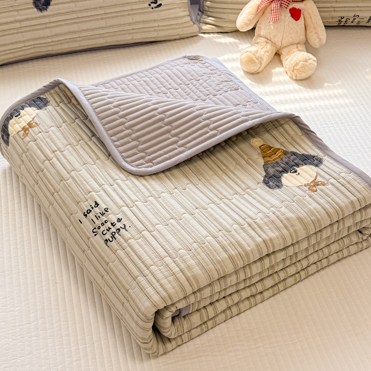 91家纺网 家纺一手货源 找家纺 雅萱家纺 2026新款森系全棉夹棉印花床盖 绅士狗