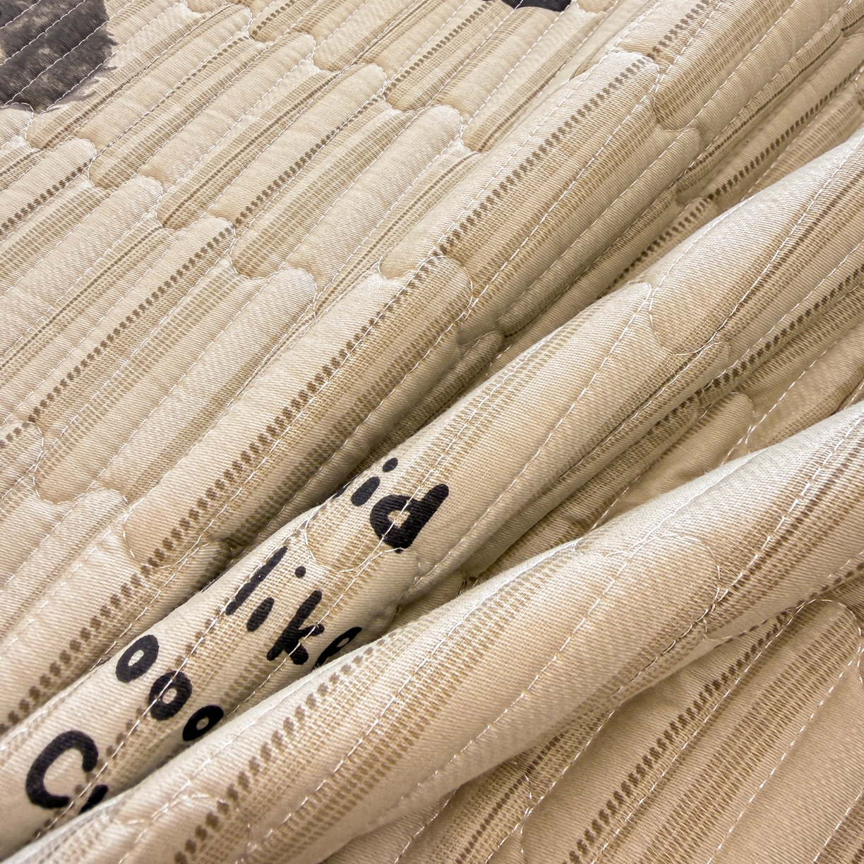 91家纺网 家纺一手货源 找家纺 雅萱家纺 2026新款森系全棉夹棉印花床盖 绅士狗