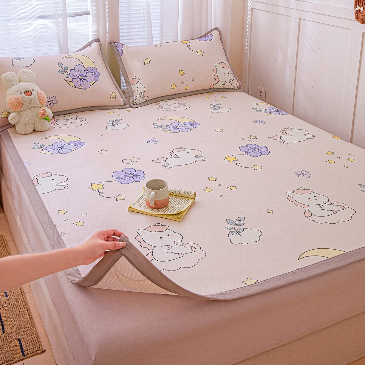 91家纺网 家纺一手货源 找家纺 富馨莱 2026新款冰丝凉席平铺款支持一件定制定做 星星小马-粉