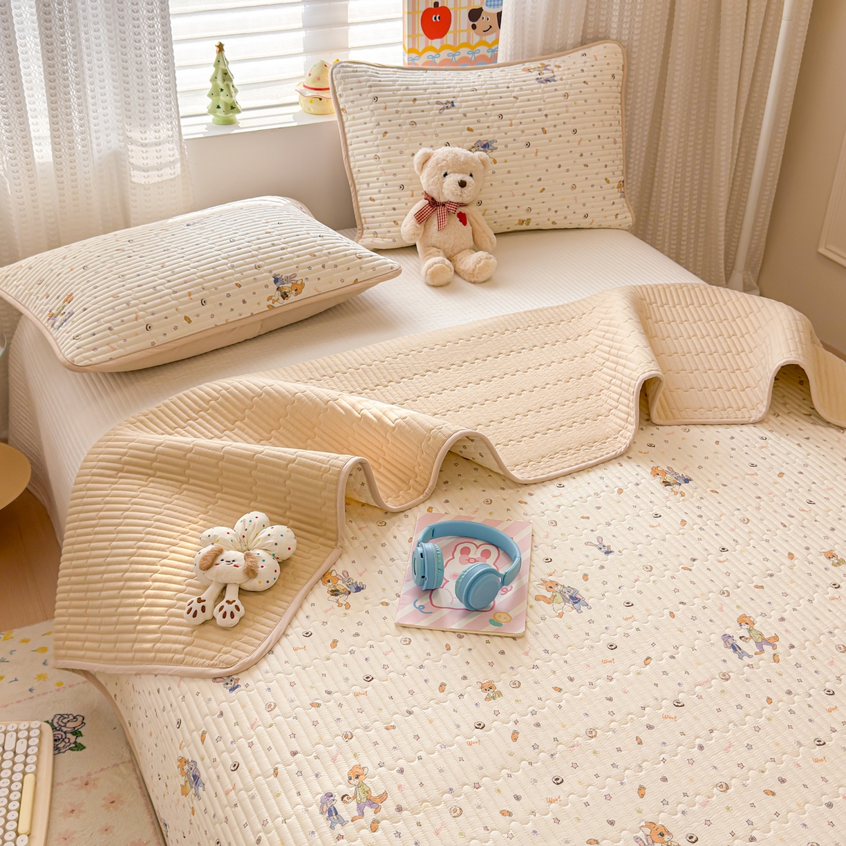 91家纺网 家纺一手货源 找家纺 雅萱家纺 2026新款森系全棉夹棉印花床盖 松鼠乐园