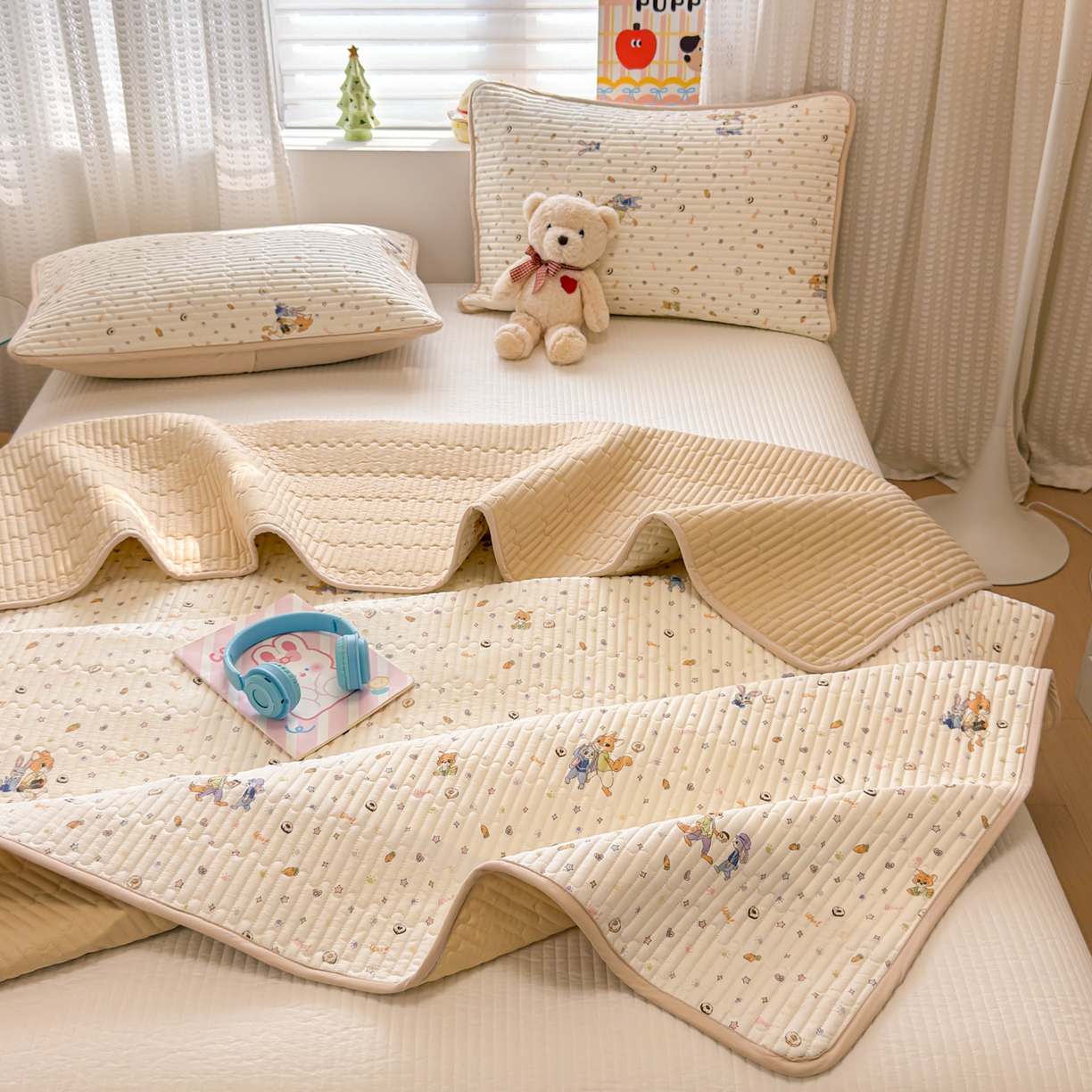 91家纺网 家纺一手货源 找家纺 雅萱家纺 2026新款森系全棉夹棉印花床盖 松鼠乐园