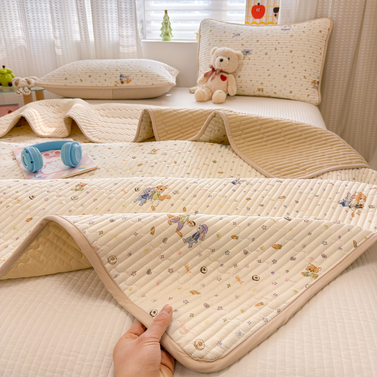 91家纺网 家纺一手货源 找家纺 雅萱家纺 2026新款森系全棉夹棉印花床盖 松鼠乐园