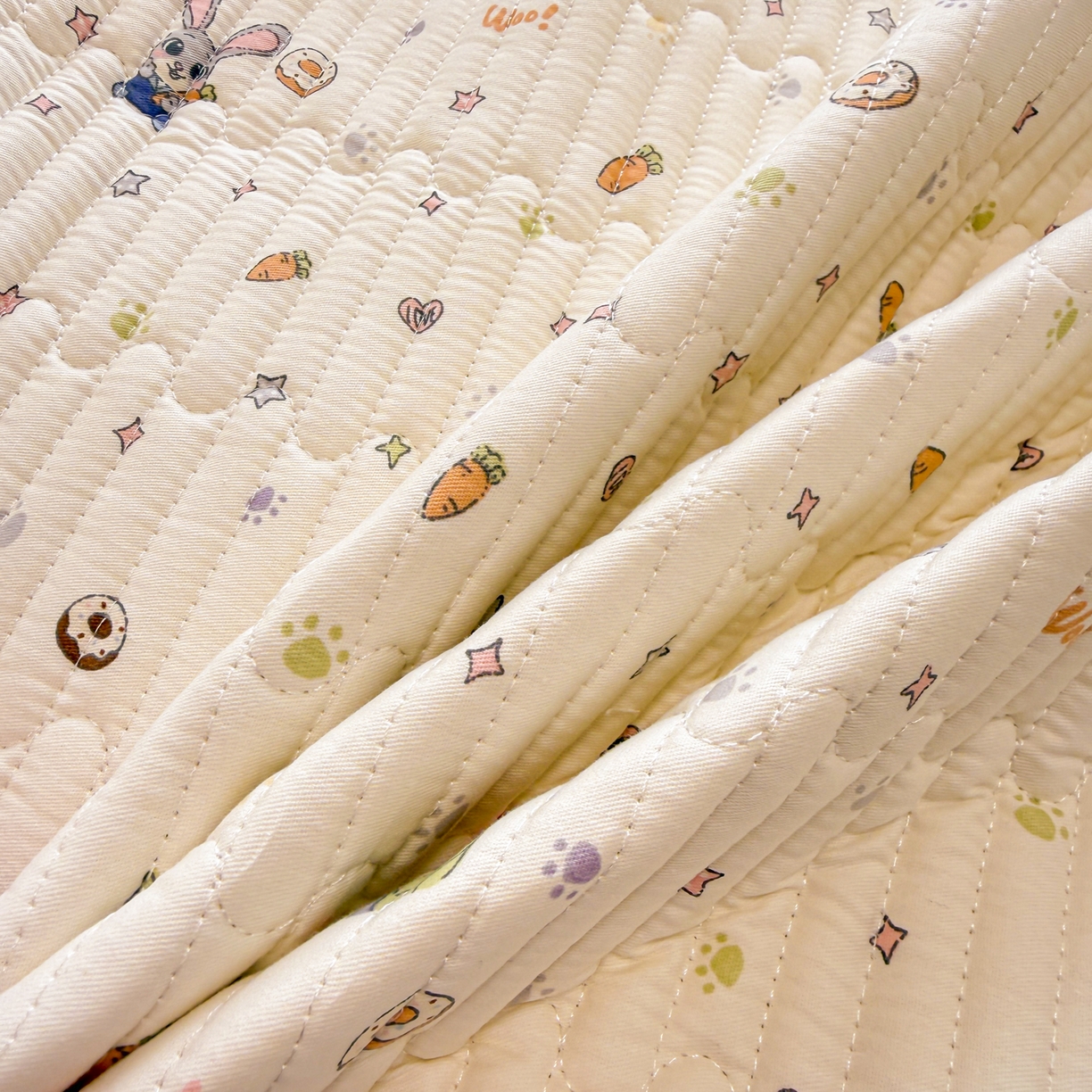 91家纺网 家纺一手货源 找家纺 雅萱家纺 2026新款森系全棉夹棉印花床盖 松鼠乐园