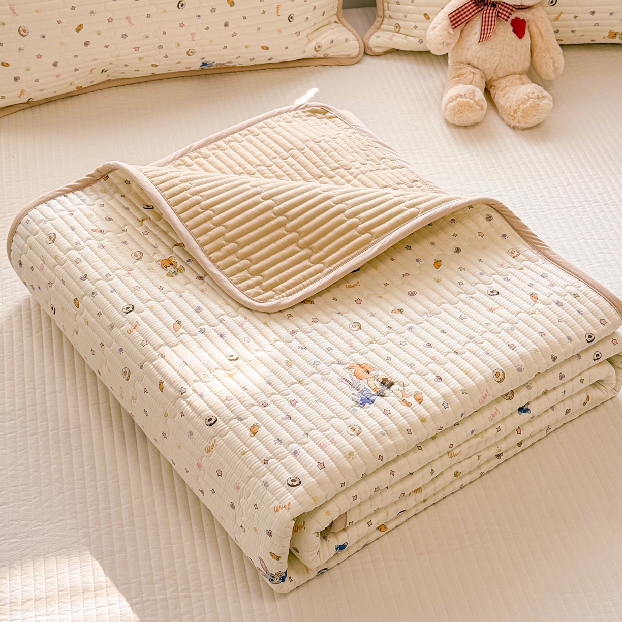 91家纺网 家纺一手货源 找家纺 雅萱家纺 2026新款森系全棉夹棉印花床盖 松鼠乐园