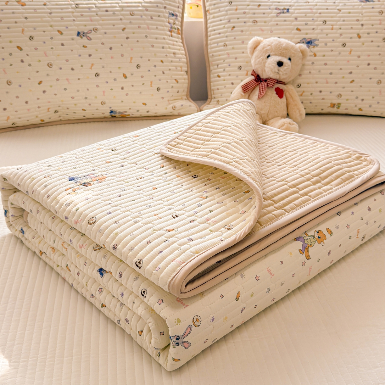 91家纺网 家纺一手货源 找家纺 雅萱家纺 2026新款森系全棉夹棉印花床盖 松鼠乐园