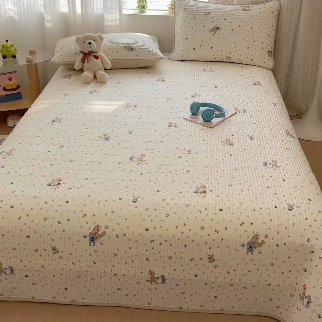 91家纺网 家纺一手货源 找家纺 雅萱家纺 2026新款森系全棉夹棉印花床盖 松鼠乐园