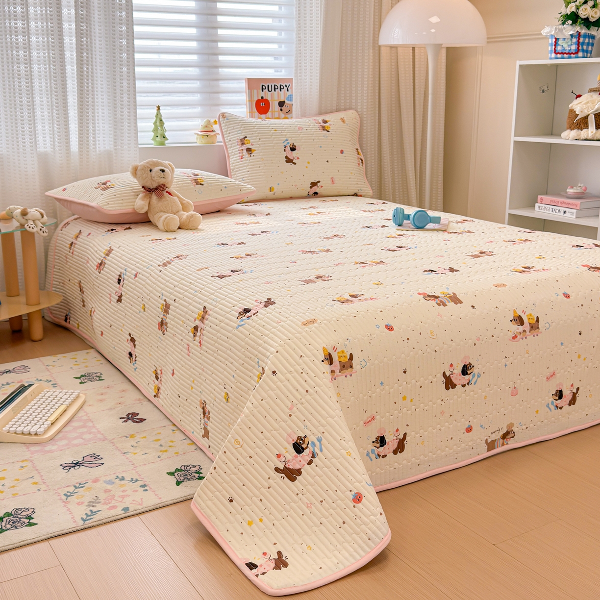 91家纺网 家纺一手货源 找家纺 雅萱家纺 2026新款森系全棉夹棉印花床盖 桃气修狗