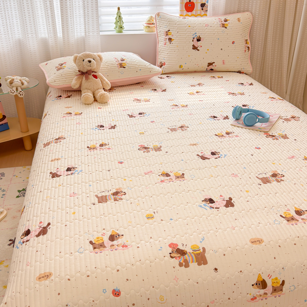 91家纺网 家纺一手货源 找家纺 雅萱家纺 2026新款森系全棉夹棉印花床盖 桃气修狗