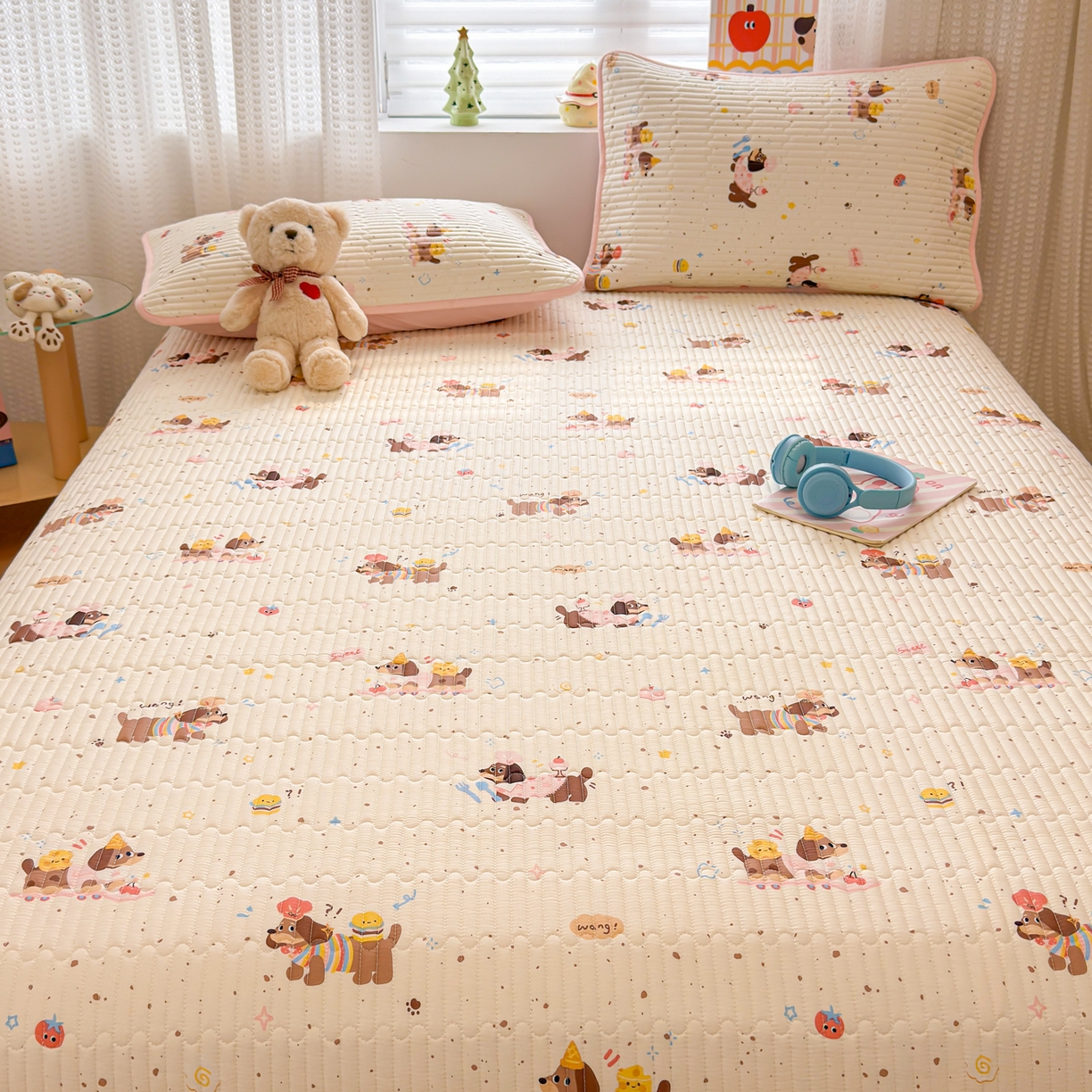 91家纺网 家纺一手货源 找家纺 雅萱家纺 2026新款森系全棉夹棉印花床盖 桃气修狗