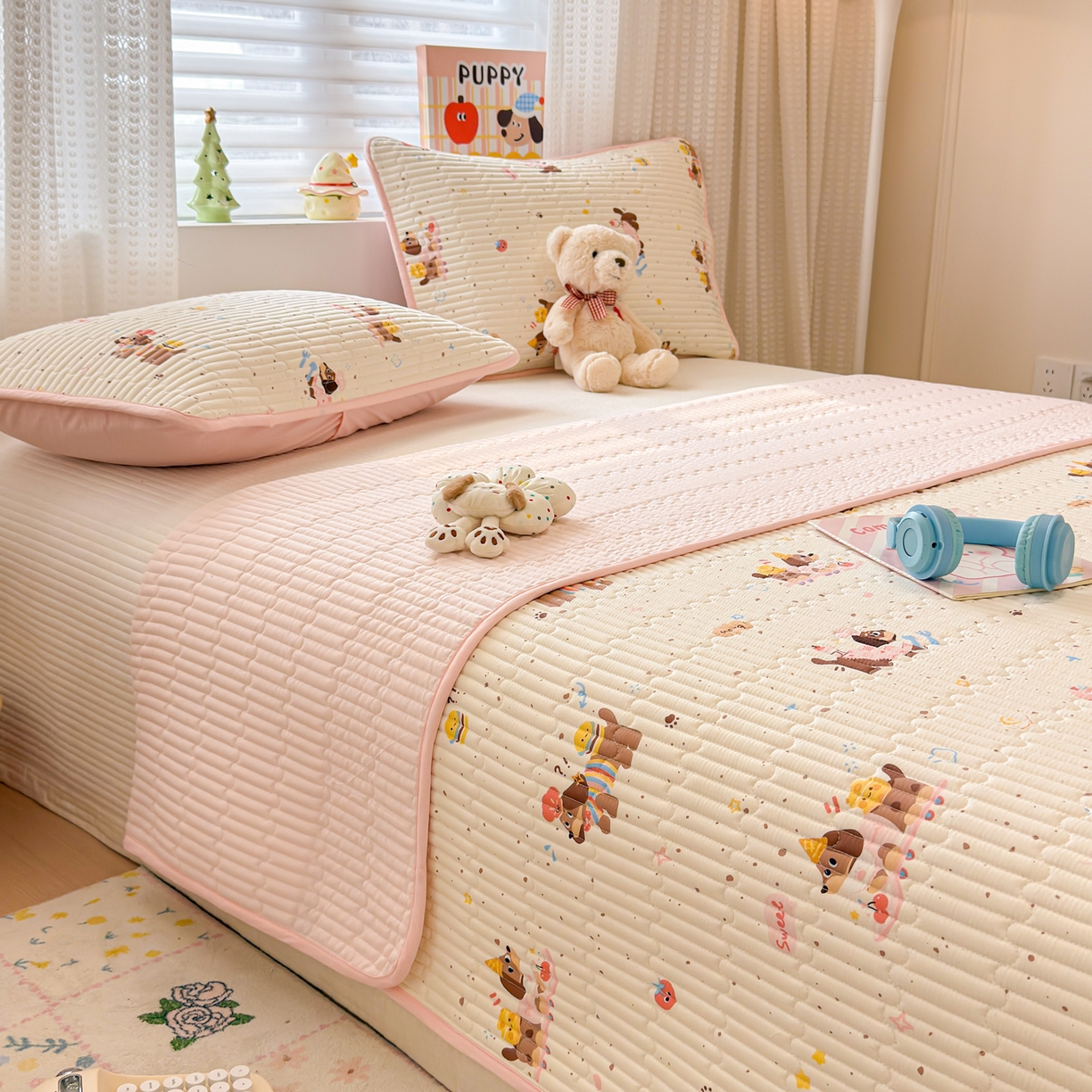 91家纺网 家纺一手货源 找家纺 雅萱家纺 2026新款森系全棉夹棉印花床盖 桃气修狗