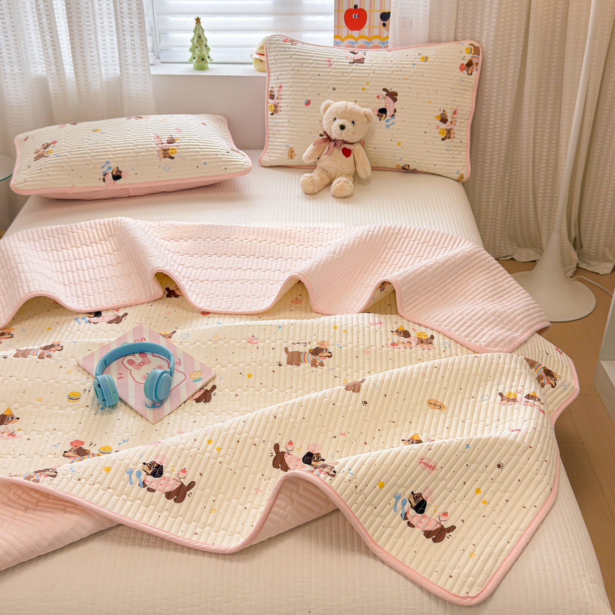 91家纺网 家纺一手货源 找家纺 雅萱家纺 2026新款森系全棉夹棉印花床盖 桃气修狗