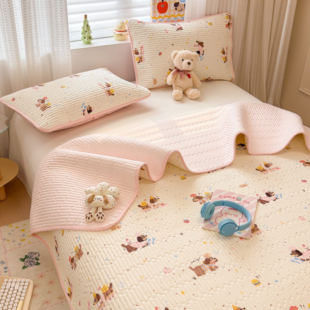 91家纺网 家纺一手货源 找家纺 雅萱家纺 2026新款森系全棉夹棉印花床盖 桃气修狗