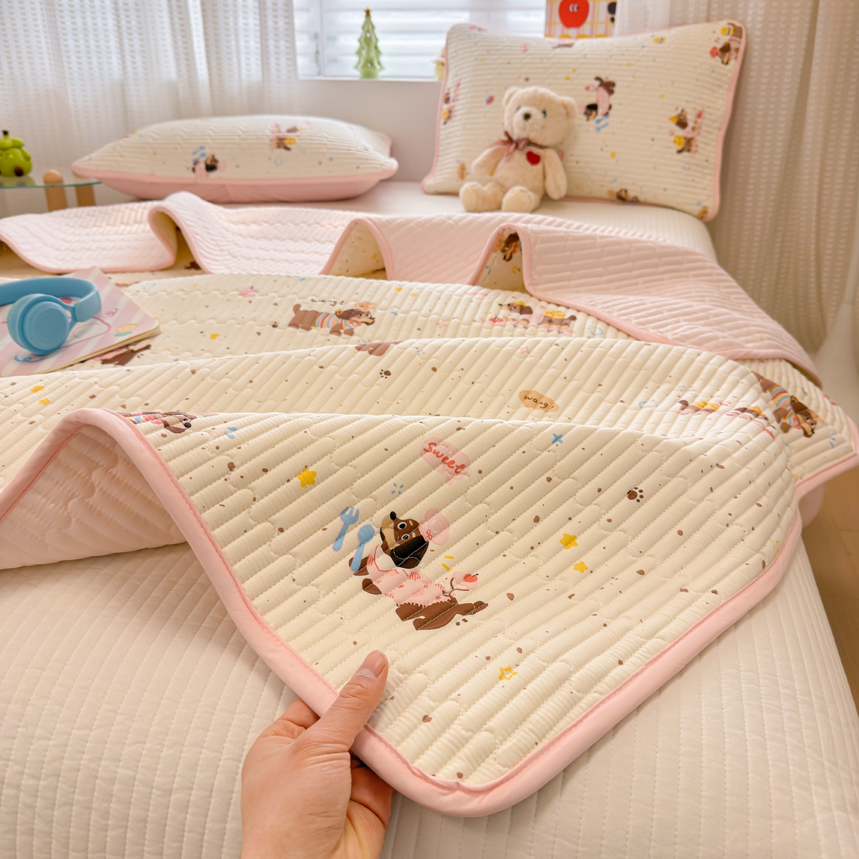 91家纺网 家纺一手货源 找家纺 雅萱家纺 2026新款森系全棉夹棉印花床盖 桃气修狗