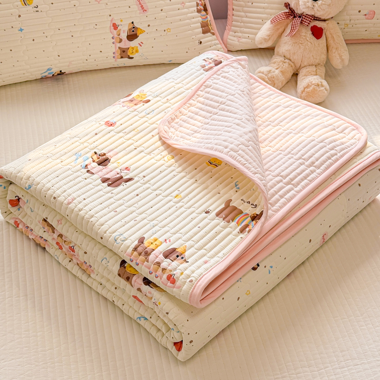 91家纺网 家纺一手货源 找家纺 雅萱家纺 2026新款森系全棉夹棉印花床盖 桃气修狗