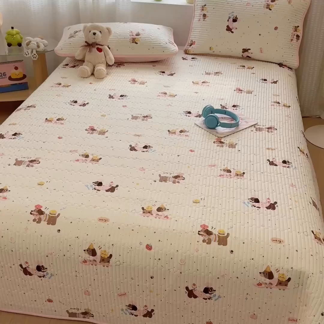 91家纺网 家纺一手货源 找家纺 雅萱家纺 2026新款森系全棉夹棉印花床盖 桃气修狗