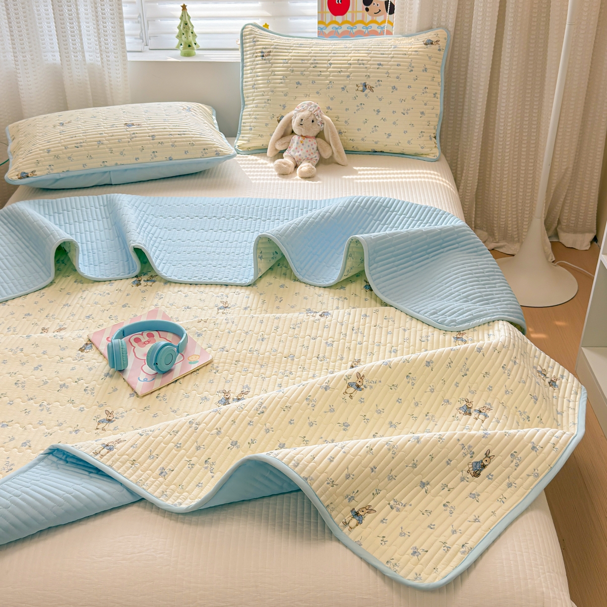 91家纺网 家纺一手货源 找家纺 雅萱家纺 2026新款森系全棉夹棉印花床盖 兔彼得