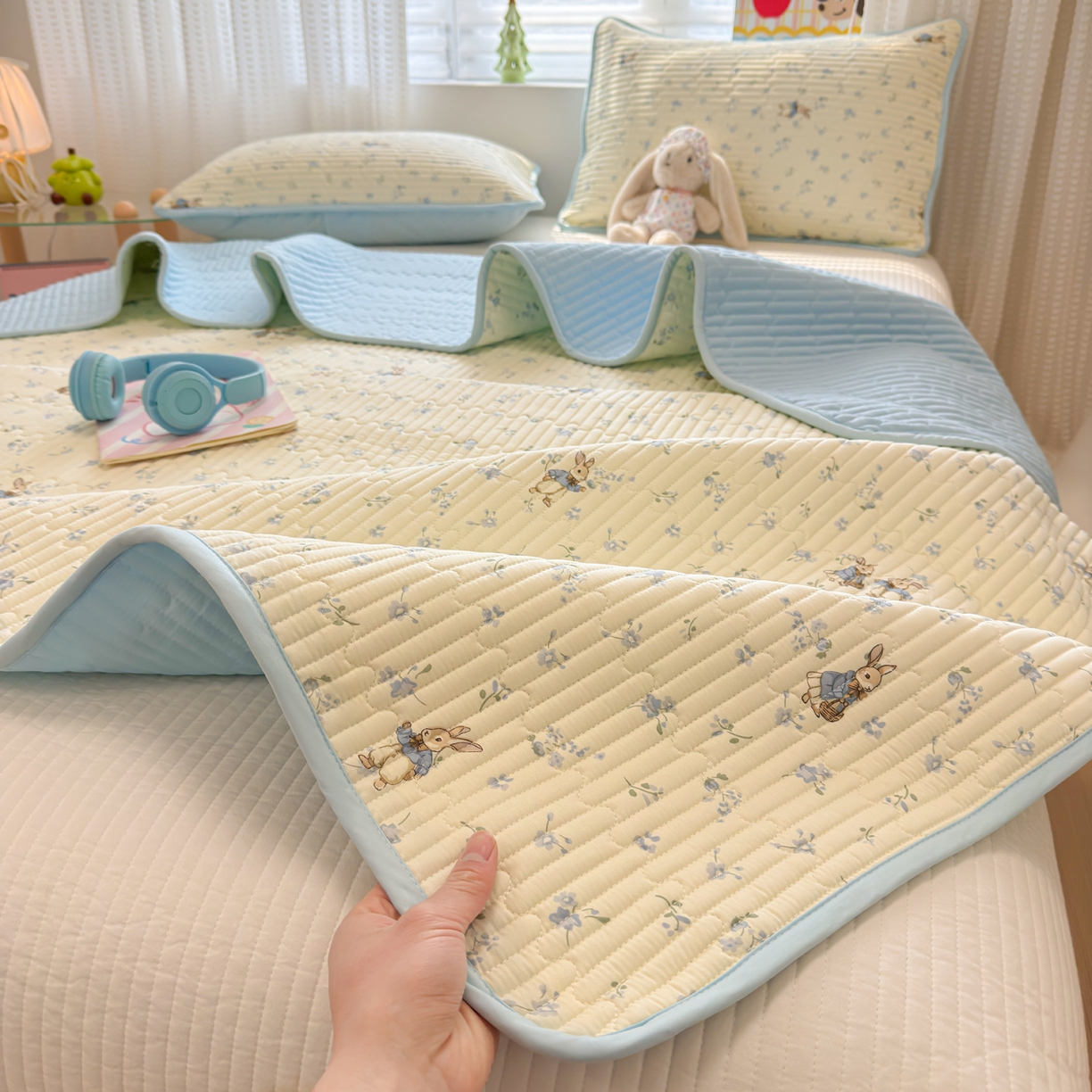 91家纺网 家纺一手货源 找家纺 雅萱家纺 2026新款森系全棉夹棉印花床盖 兔彼得