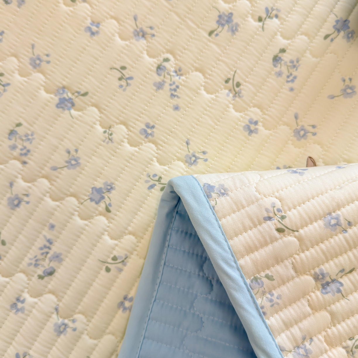 91家纺网 家纺一手货源 找家纺 雅萱家纺 2026新款森系全棉夹棉印花床盖 兔彼得