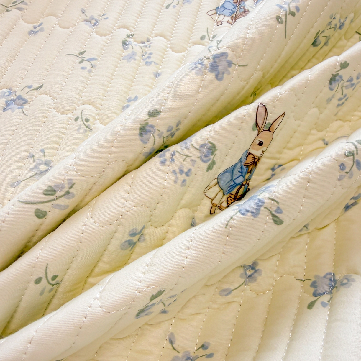 91家纺网 家纺一手货源 找家纺 雅萱家纺 2026新款森系全棉夹棉印花床盖 兔彼得