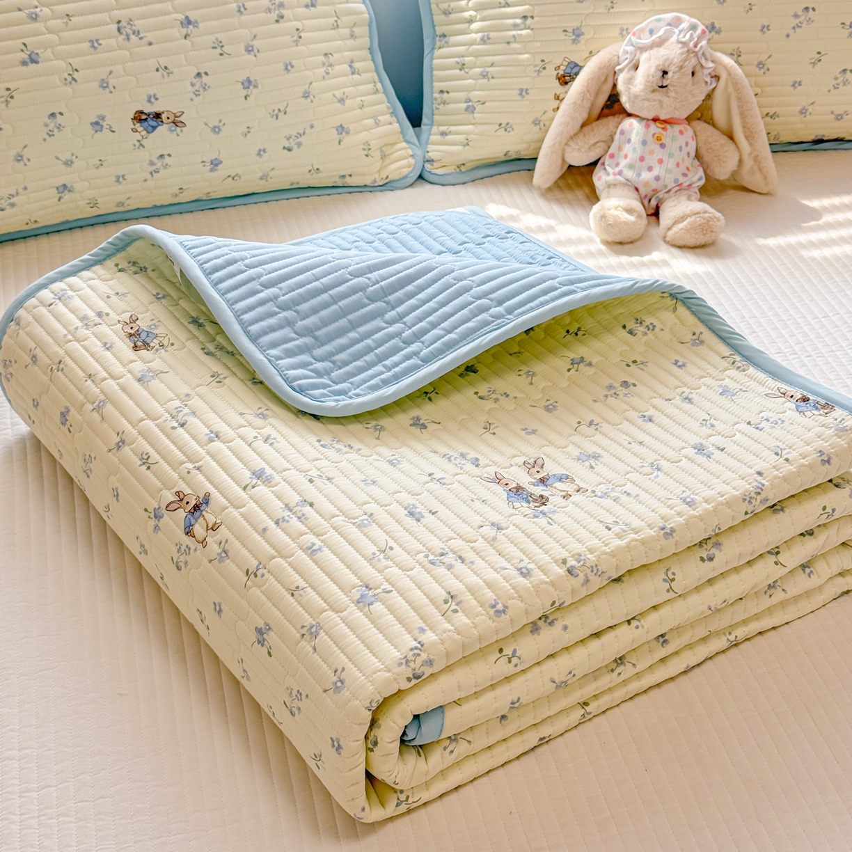 91家纺网 家纺一手货源 找家纺 雅萱家纺 2026新款森系全棉夹棉印花床盖 兔彼得