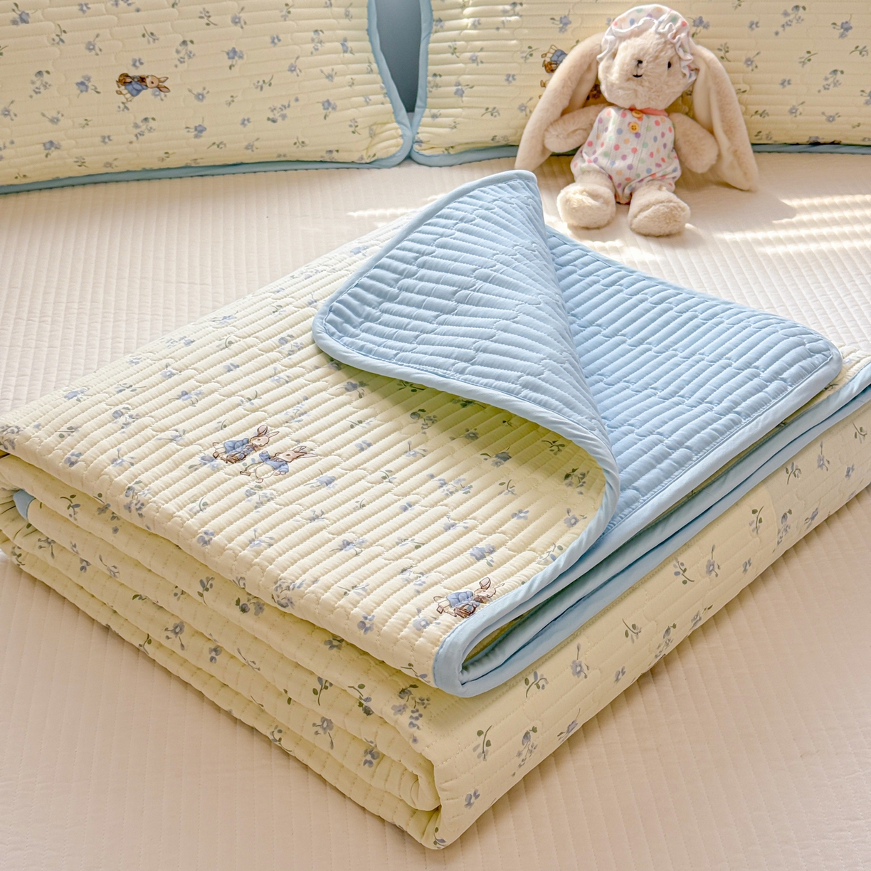 91家纺网 家纺一手货源 找家纺 雅萱家纺 2026新款森系全棉夹棉印花床盖 兔彼得