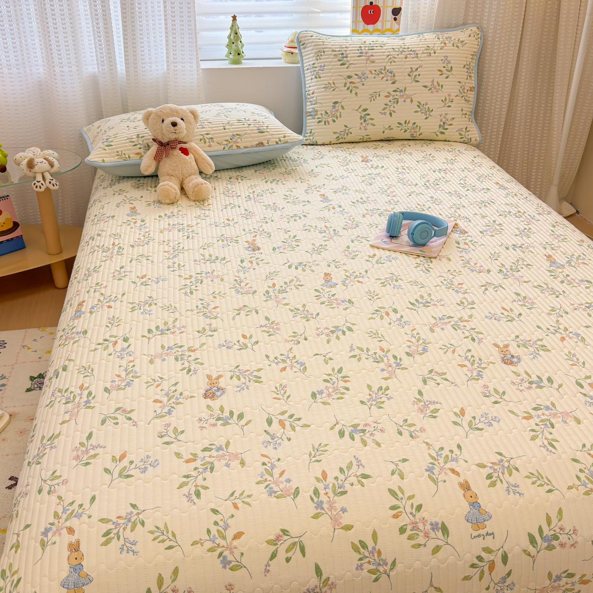 91家纺网 家纺一手货源 找家纺 雅萱家纺 2026新款森系全棉夹棉印花床盖 仙草兔