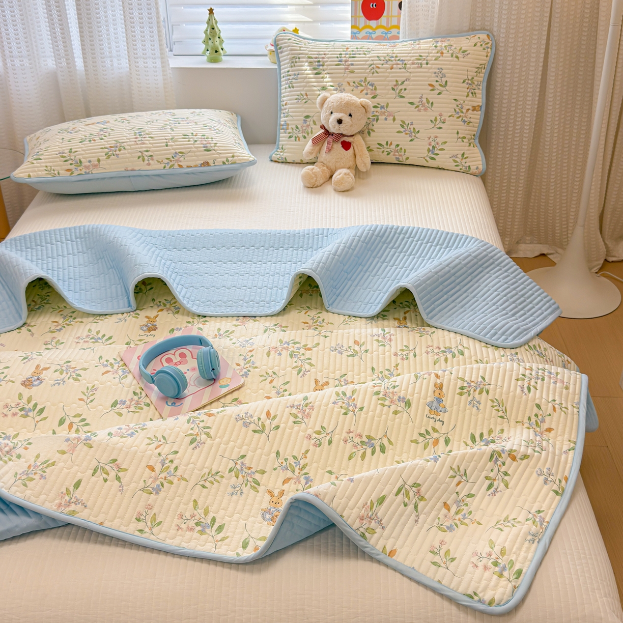 91家纺网 家纺一手货源 找家纺 雅萱家纺 2026新款森系全棉夹棉印花床盖 仙草兔