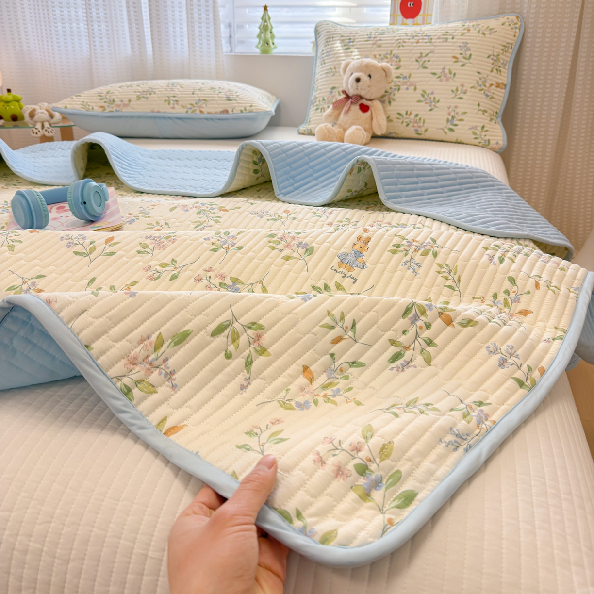 91家纺网 家纺一手货源 找家纺 雅萱家纺 2026新款森系全棉夹棉印花床盖 仙草兔