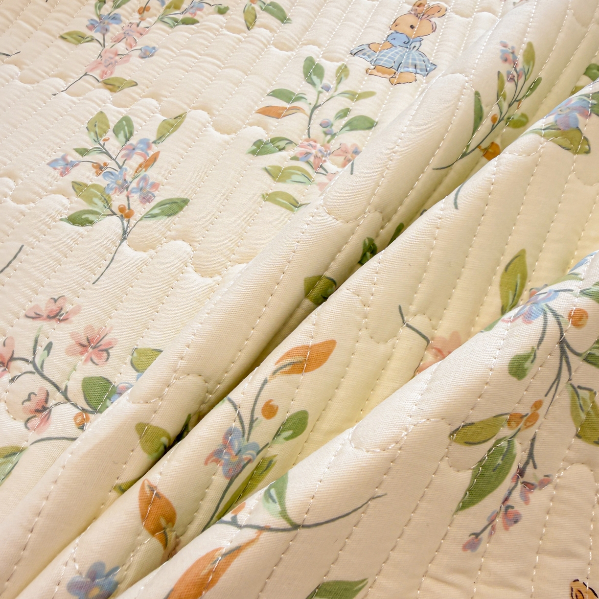 91家纺网 家纺一手货源 找家纺 雅萱家纺 2026新款森系全棉夹棉印花床盖 仙草兔