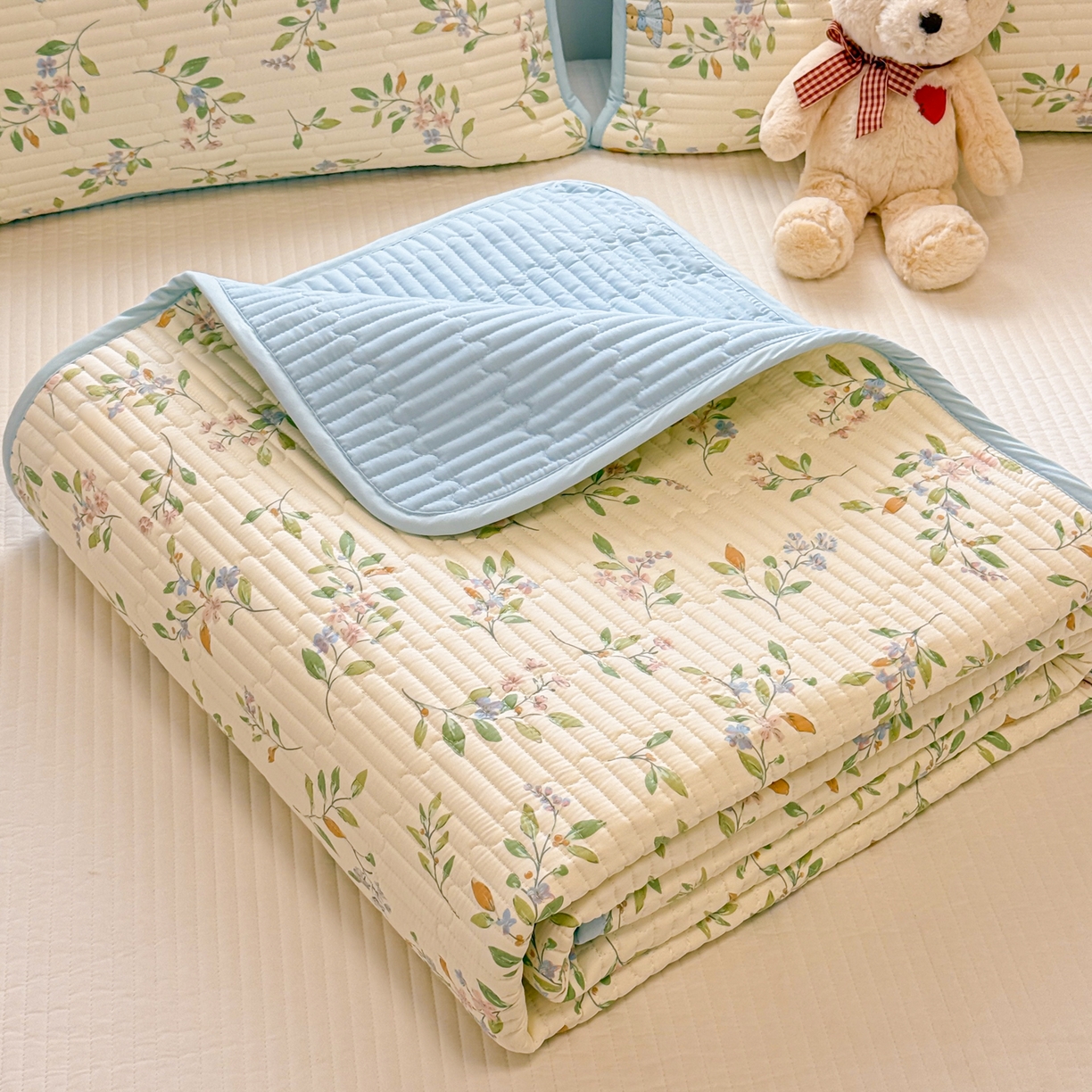 91家纺网 家纺一手货源 找家纺 雅萱家纺 2026新款森系全棉夹棉印花床盖 仙草兔